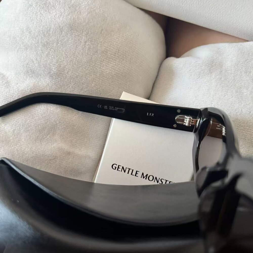 Gentle Monster Lix Black Rectangular Sunglasses B… - image 8